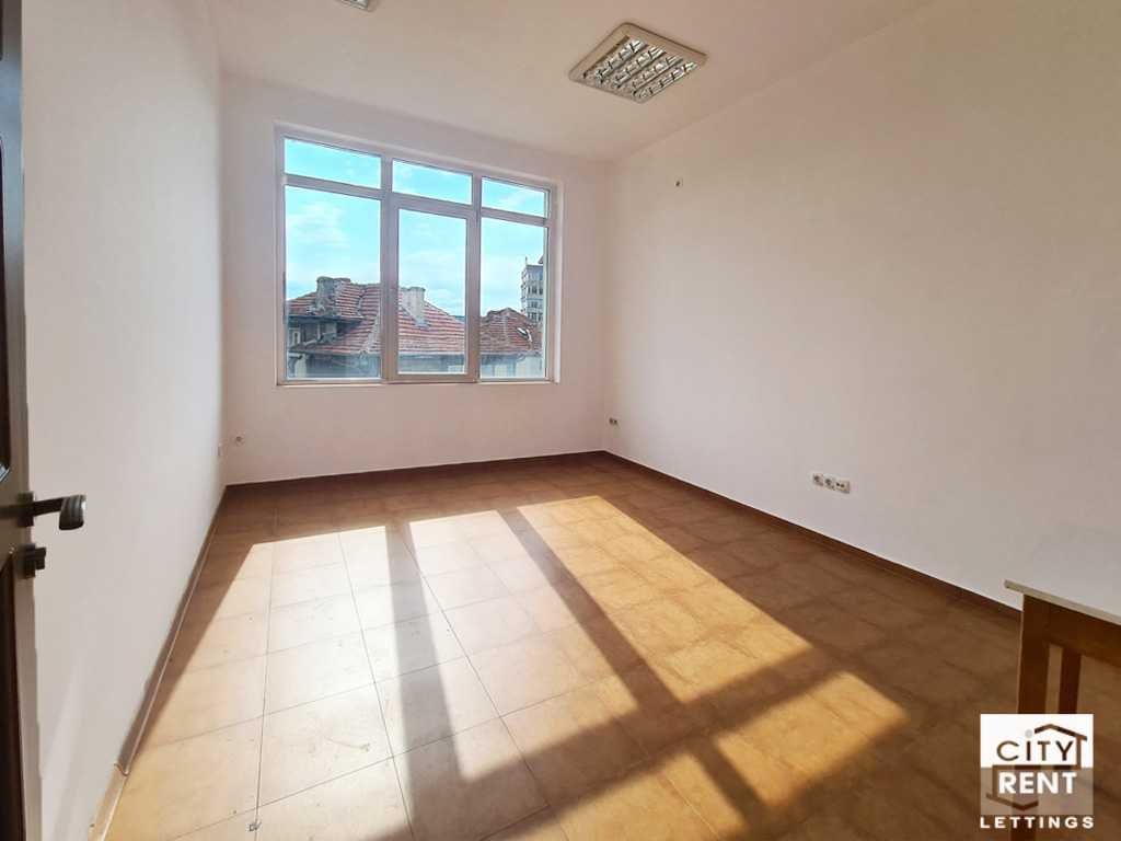 Дава се под наем Офис в Велико Търново, Център - 55 кв.м за 280 € - Снимка #2