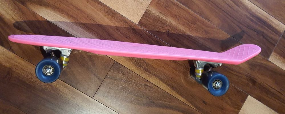 Skateboard roz 68 x 20 cm material ABS rulmenti ABEC 7 sasiu aluminiu