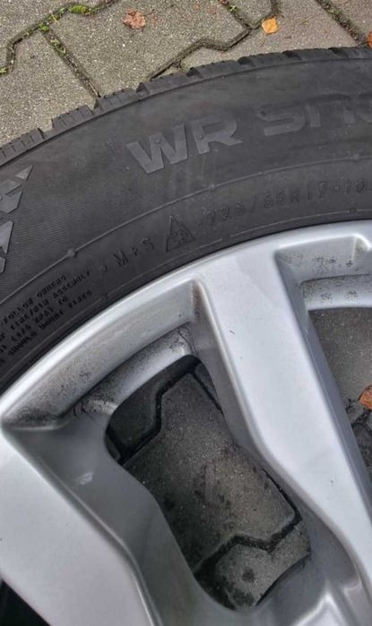 Продавам 4 броя нови алуминиеви джанти с зимни гуми 225.55.17