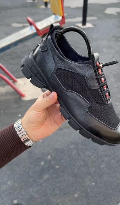 Продам новые кроссовки фирмы Prada. Не подошел по пазмеру.