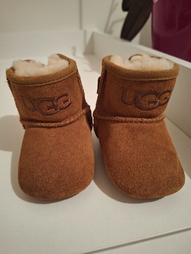 Vand ghetuțe originale Ugg