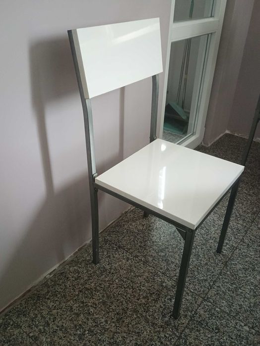 Продавам 4 бр. трапезни столове.Обявата е валидна само за гр.София.