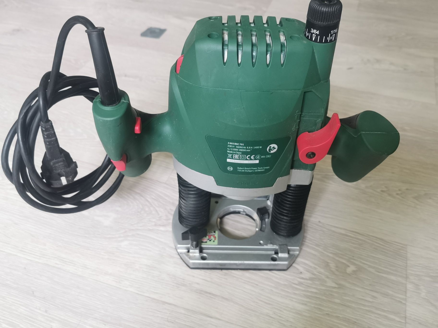 BOSCH POF 1400 ACE -  Оберфреза 1400W
Цена 130лв
Предлага се така,