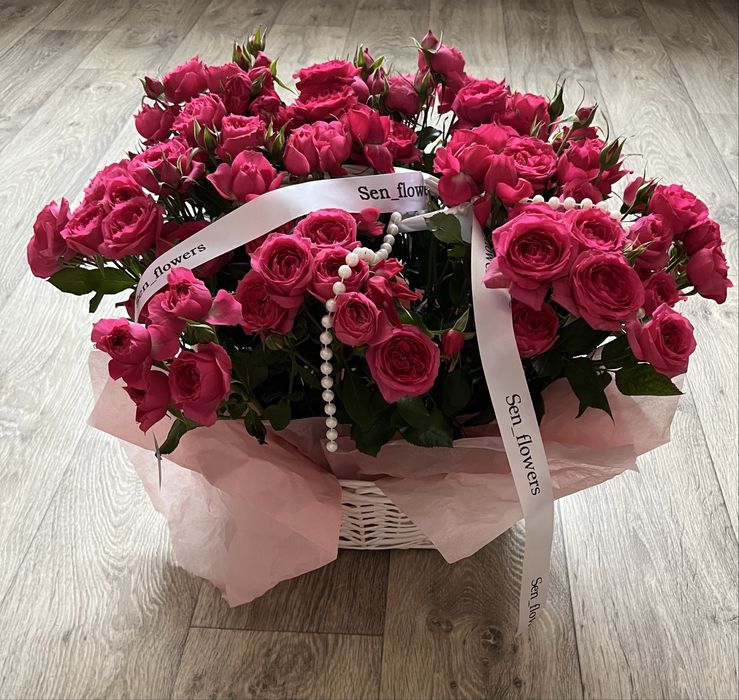 Кустовые розы, белые хризантемы