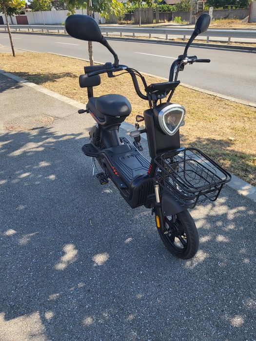 Moped cu pedale aproape nou.