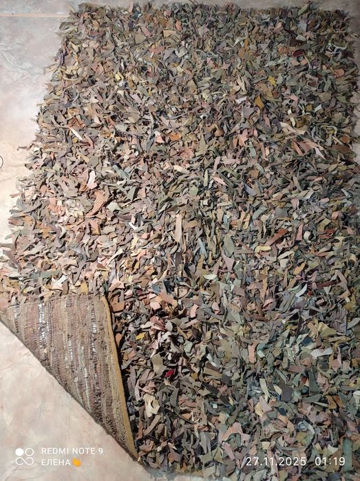 Ковёр из кусков кожи