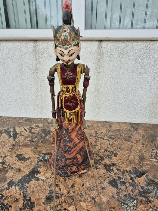 Vând o papusa statuieta lemn,scluptata pictata manual ,made Indonezia