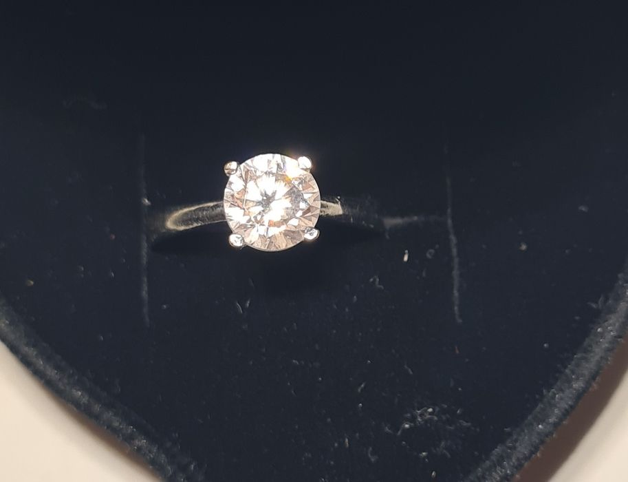 Дамски пръстен с камък, бяло злато.