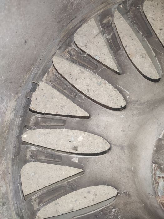 Vând o janta a fost pe un BMW seria E . R 20