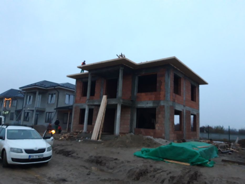 Casa la roșu   in constructie Blejoi .Loturi teren intravilan.