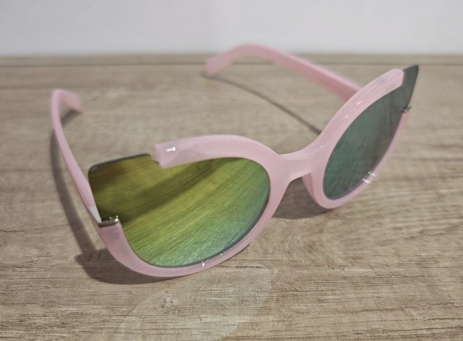 Подарявам слънчеви очила и обеци