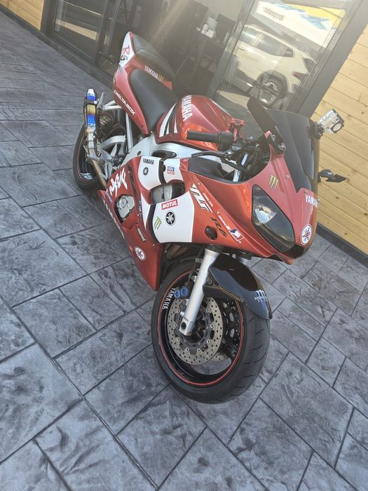 Propietar vand/schimb  Yamaha r6 din 2002
