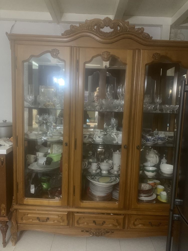 Продам шикарный румынский сервант из чистого дерева