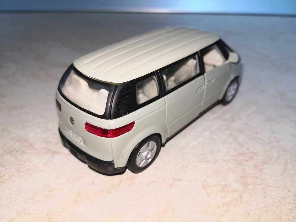 Macheta auto Volkswagen Microbus 2001 scara 1:34 - 1:39 / Welly