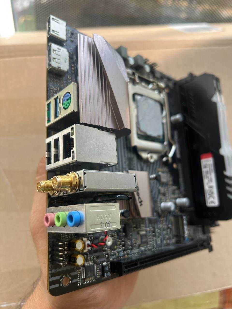 Core i5-11400 + ASrock B560M-ITX Wifi + HyperX Fury 3600MHz ARGB