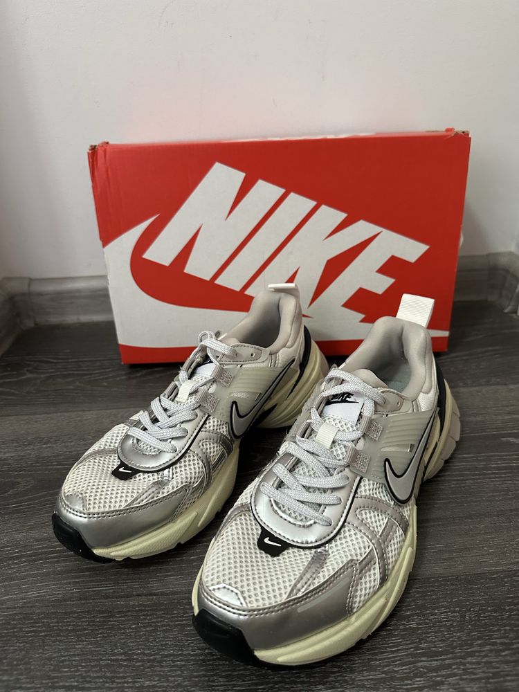100% Оригинални дамски маратонки Nike V2K