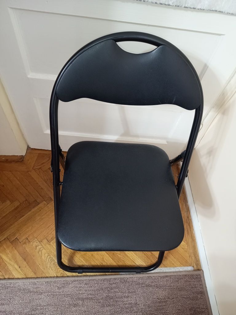 Vând scaune metalice pliabile. Sunt în stare foarte bună.