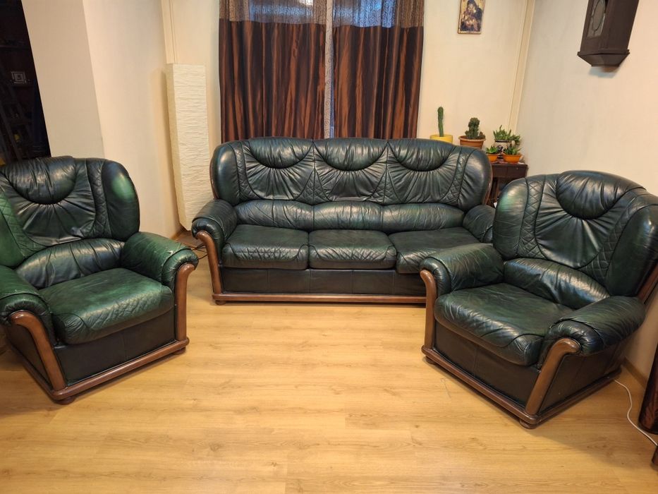 Canapea extensibilă din piele + 2 fotolii din piele naturală.