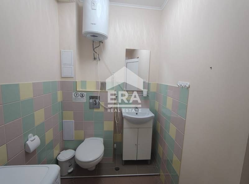 Едностаен обзаведен апартамент под наем, със собствен двор и паркомяст