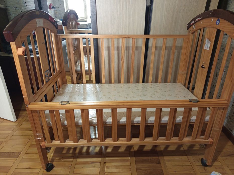 Продам детскую кроватку с матрасом
