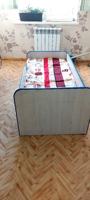 Продам кровати 2 шт детские с матрасом