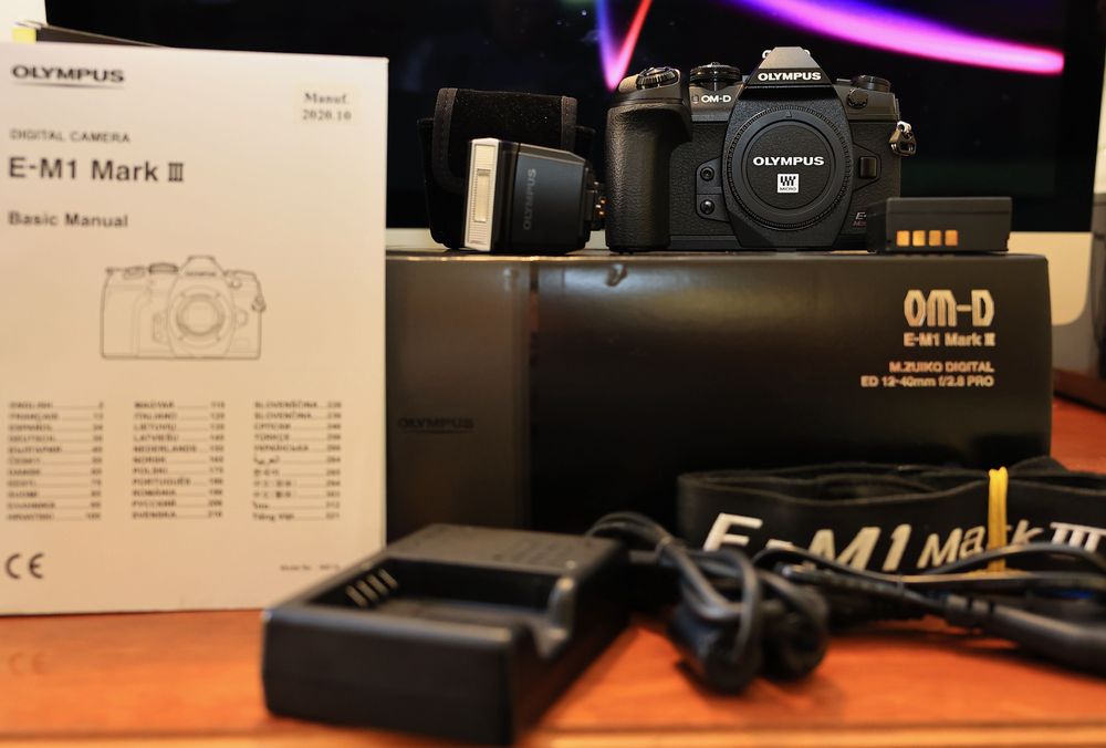 Olympus OM-D E-M1 Mark III cu 8254 cadre și obiective MFT.