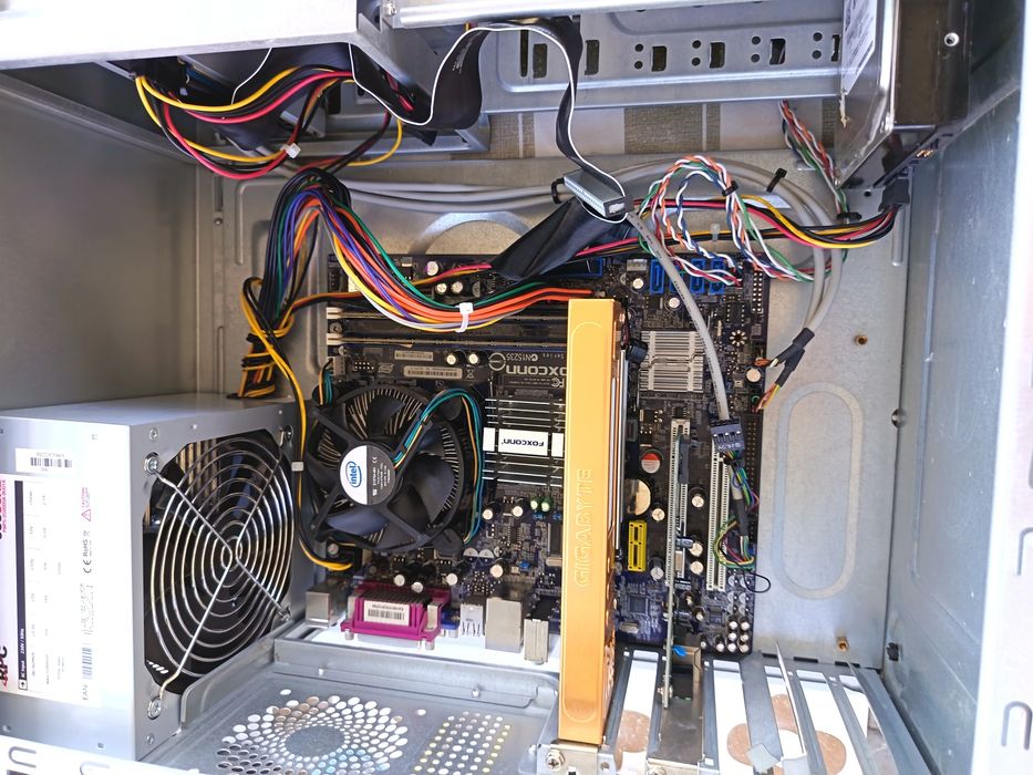 Vând PC funcțional cu Windows 7
