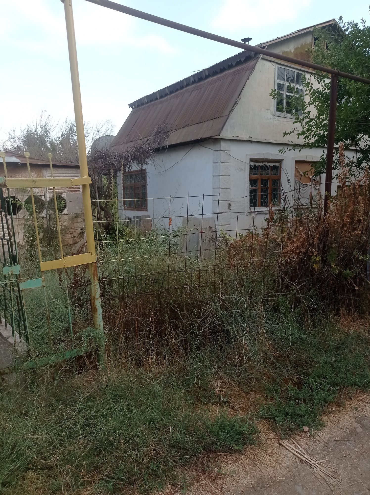 Подаётся дача. Своя.