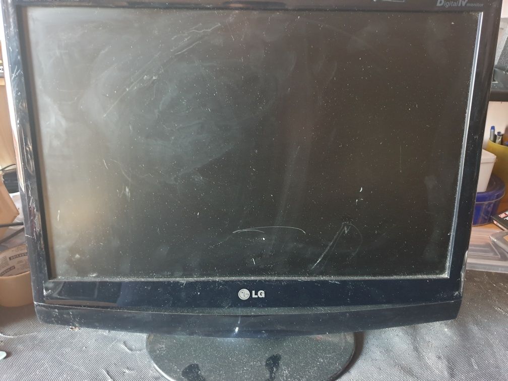 TV + monitor LCD LG Flatron LG M2094D stare buna prezinta zgarieturi
