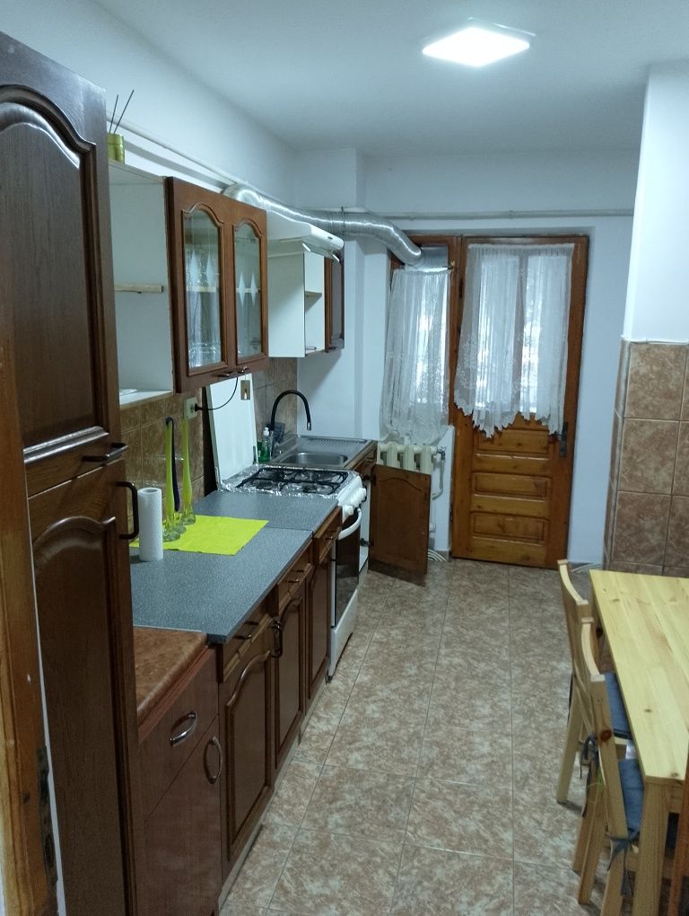 Închiriez apartament