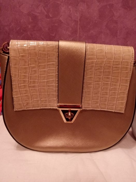 Продавам малко ползвани дамски чанти