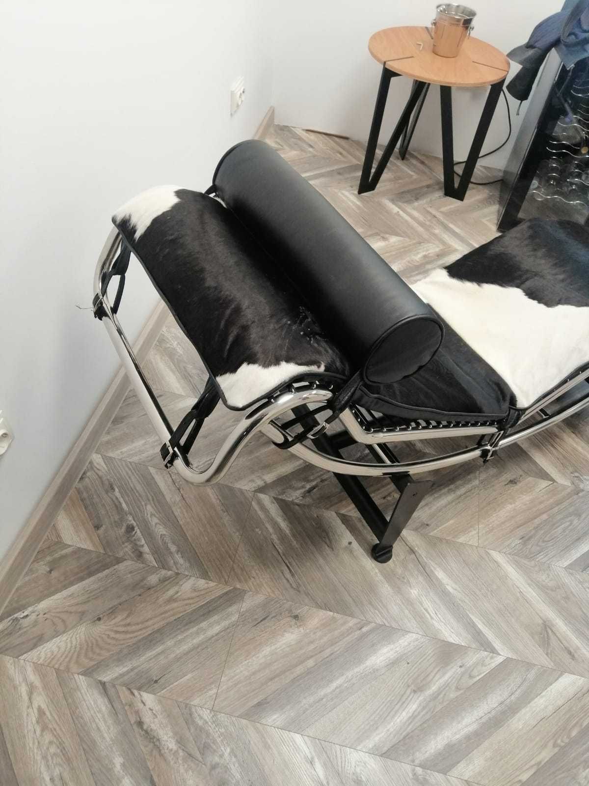 LC4- Chaise lounge design Le Corbusier, din piele vacă