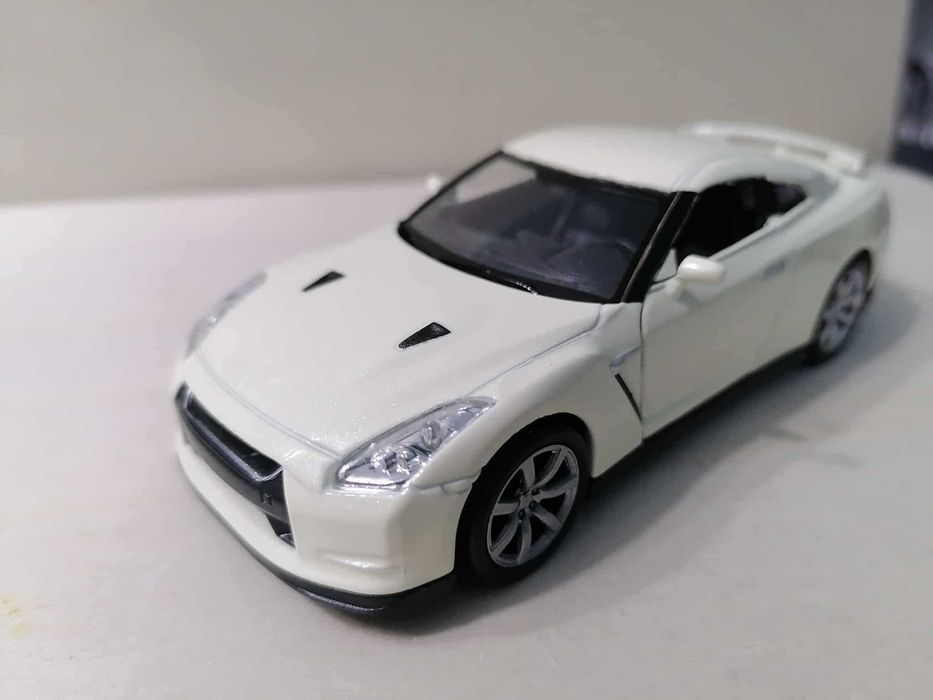 Нисан ГТ-Р в мащаб 1:34 .