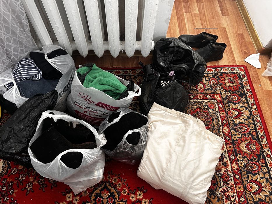 Отдам даром вещи обуви в хорошем состояний келип алып кетиниздер