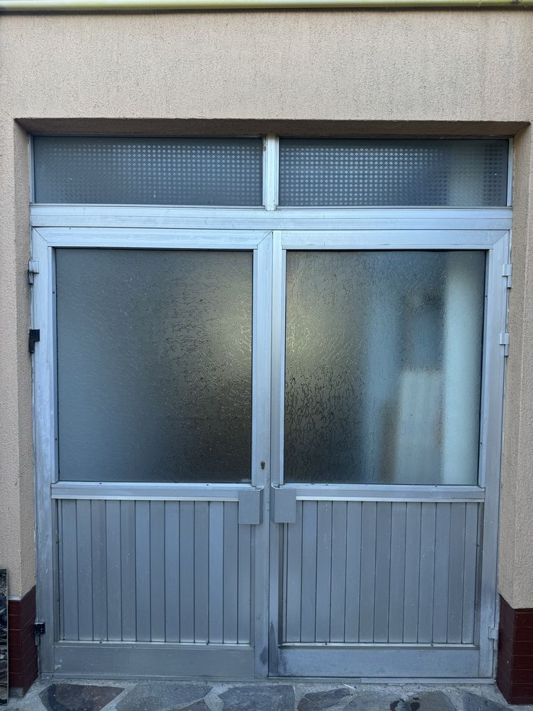 Usi aluminiu second hand in stare foarte buna