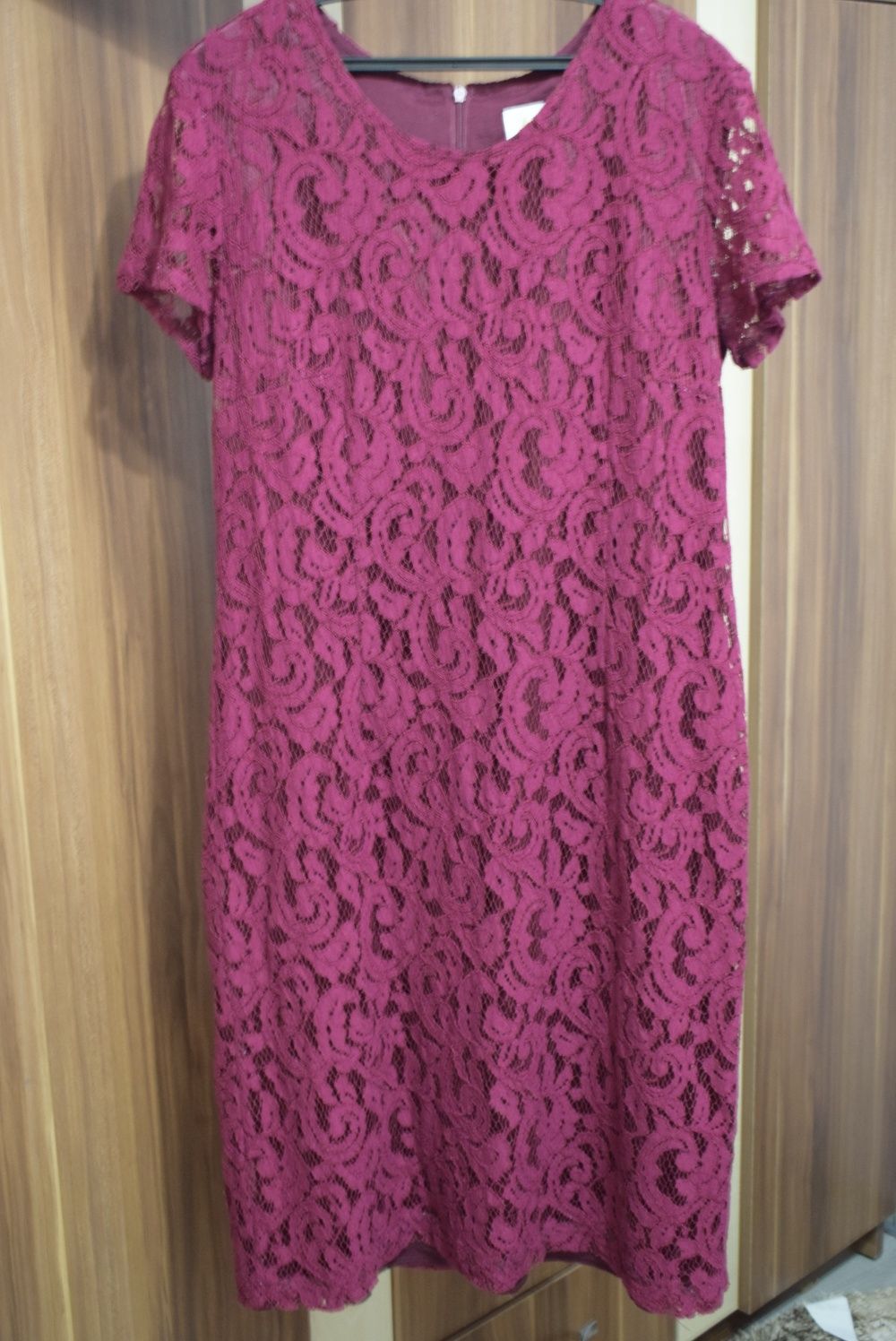 Rochie din dantelă vișinie