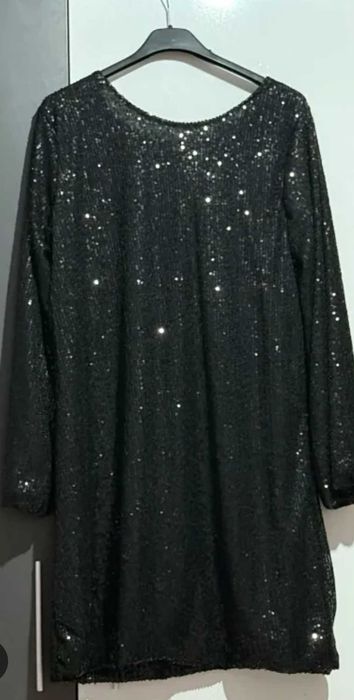 Красива рокля с пайети и панделка на гърба