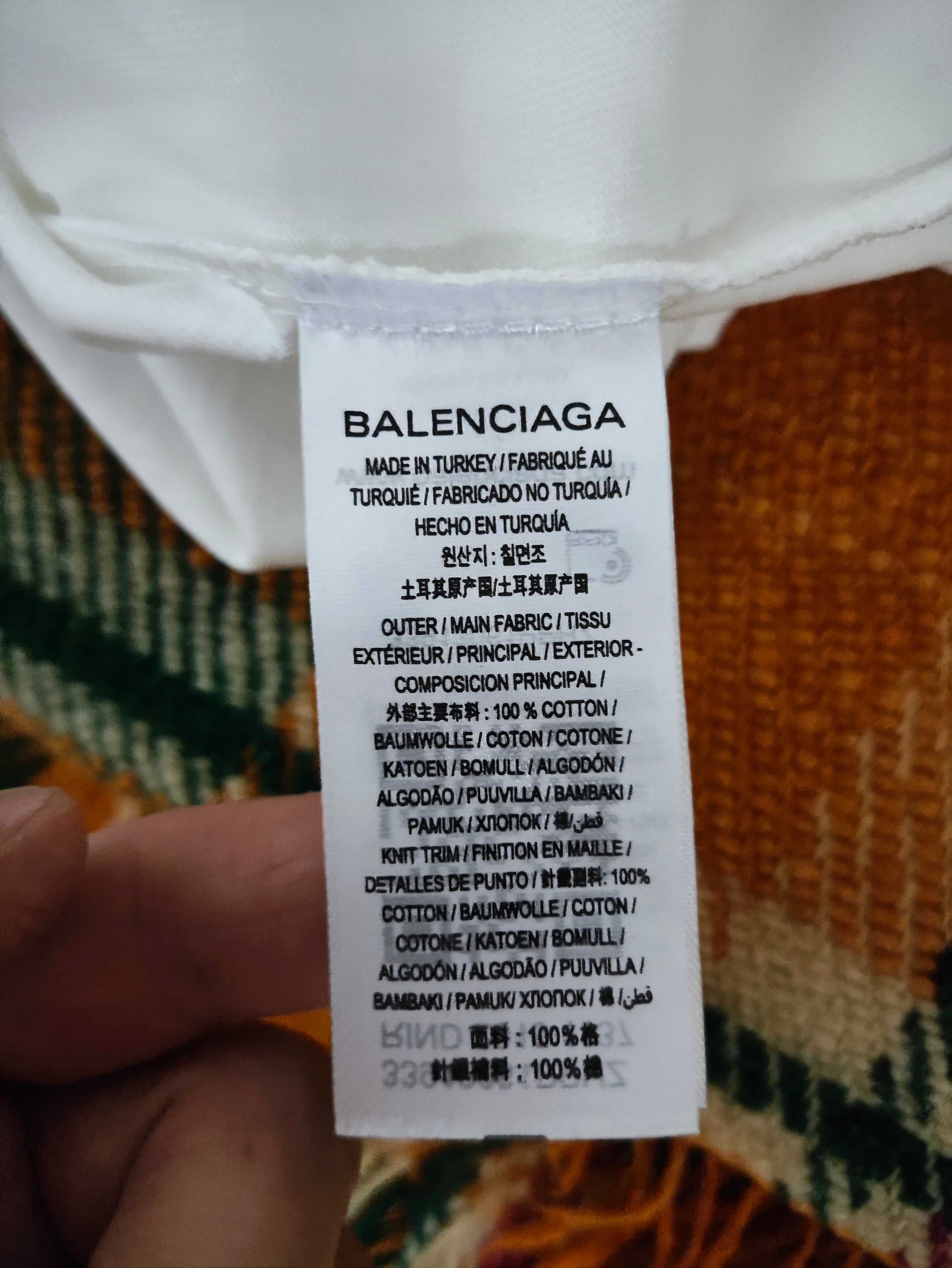 Продавам бяла футболка Balenciaga
