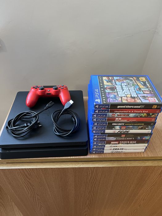 Vand PS4 cu 13 jocuri