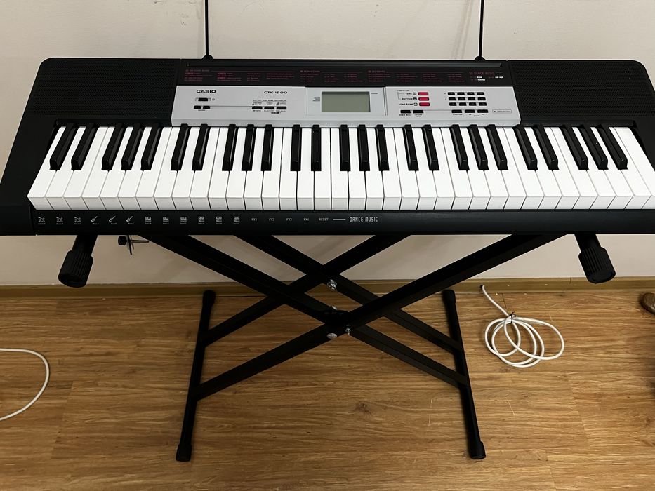 Синтезатор - в отличном состоянии для любителей музыки.