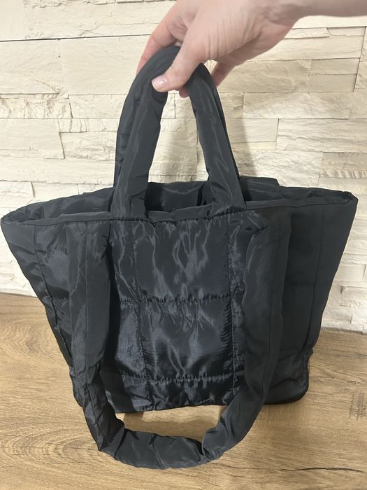 Geanta neagra, incapatoare.