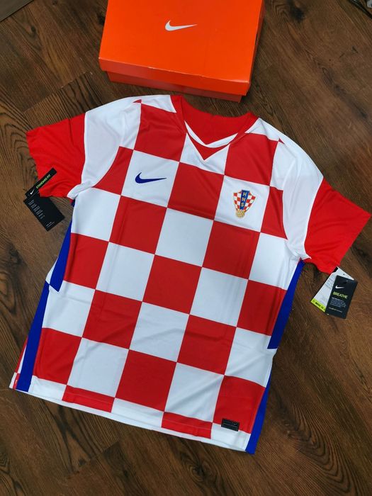 Tricouri de fotbal noi, originale, cu etichetă – de vânzare!