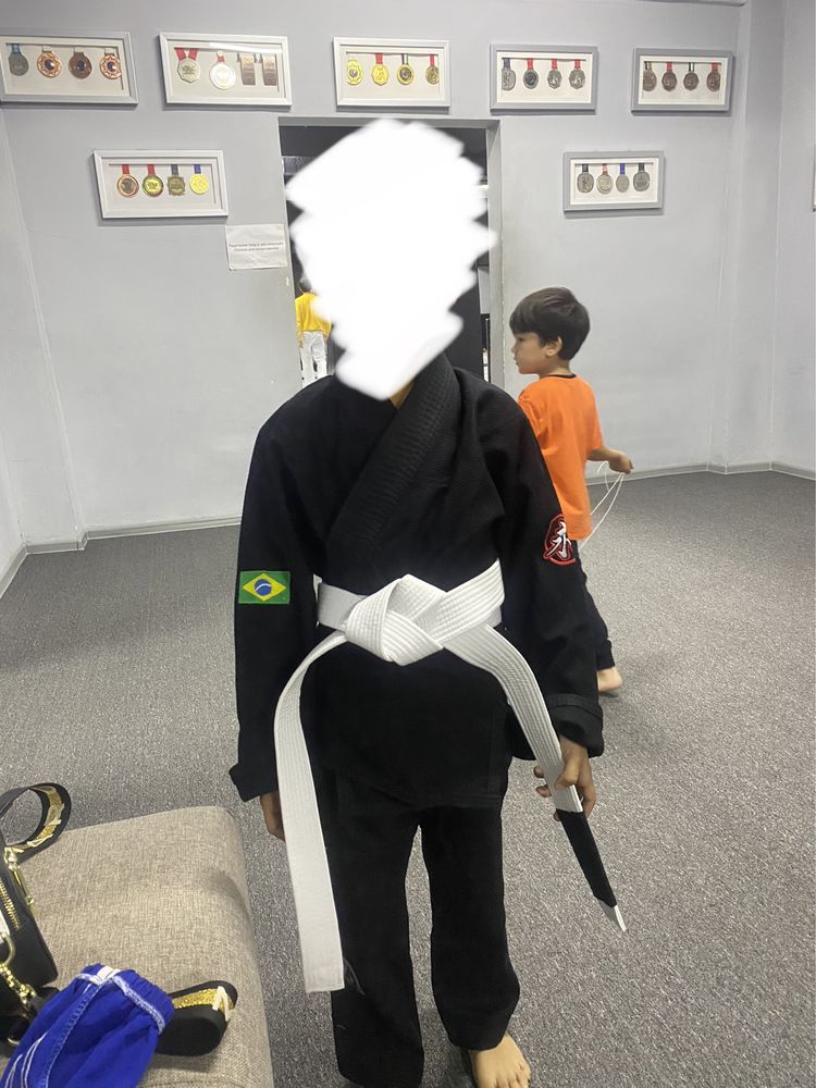 Черное кимоно на Джиу джитсу