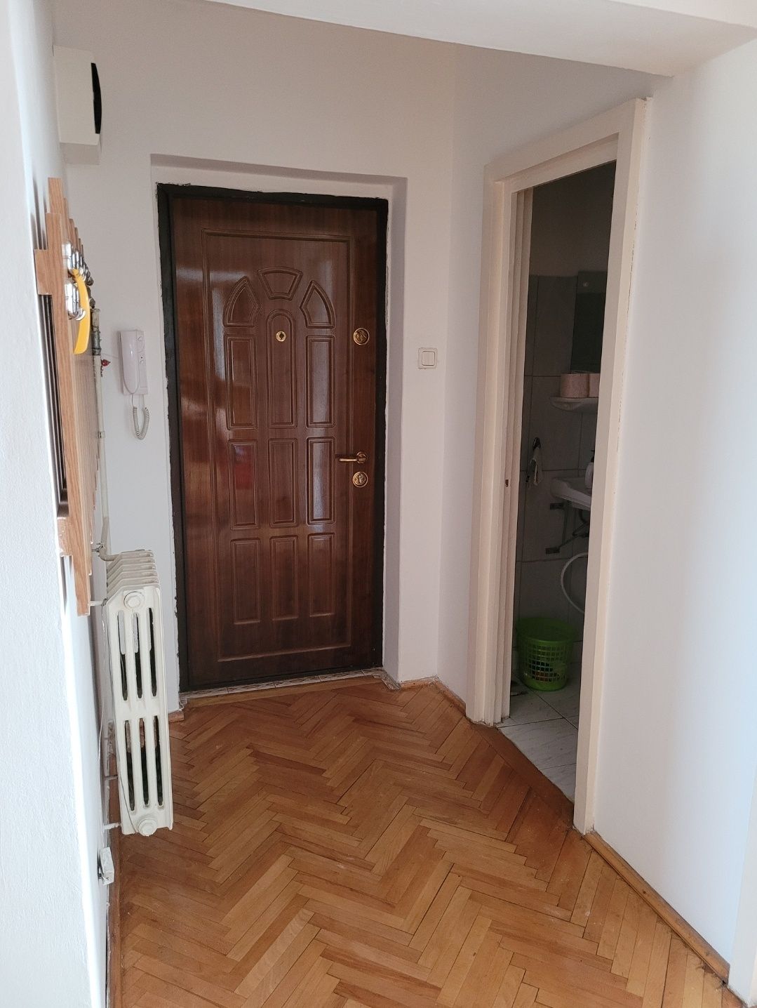 Închiriez apartament 3 camere