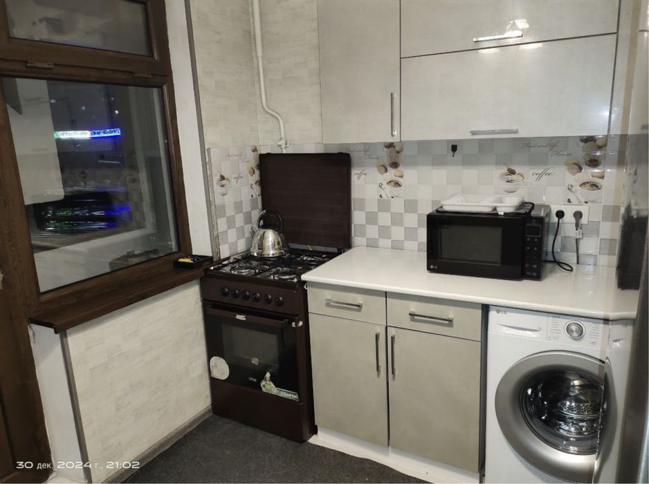 Продается Своя 2/2/9 квартира Метро Ойбек , Мирабад