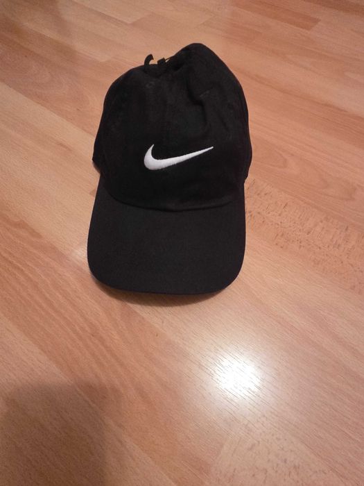 Черна шапка с козерка Nike