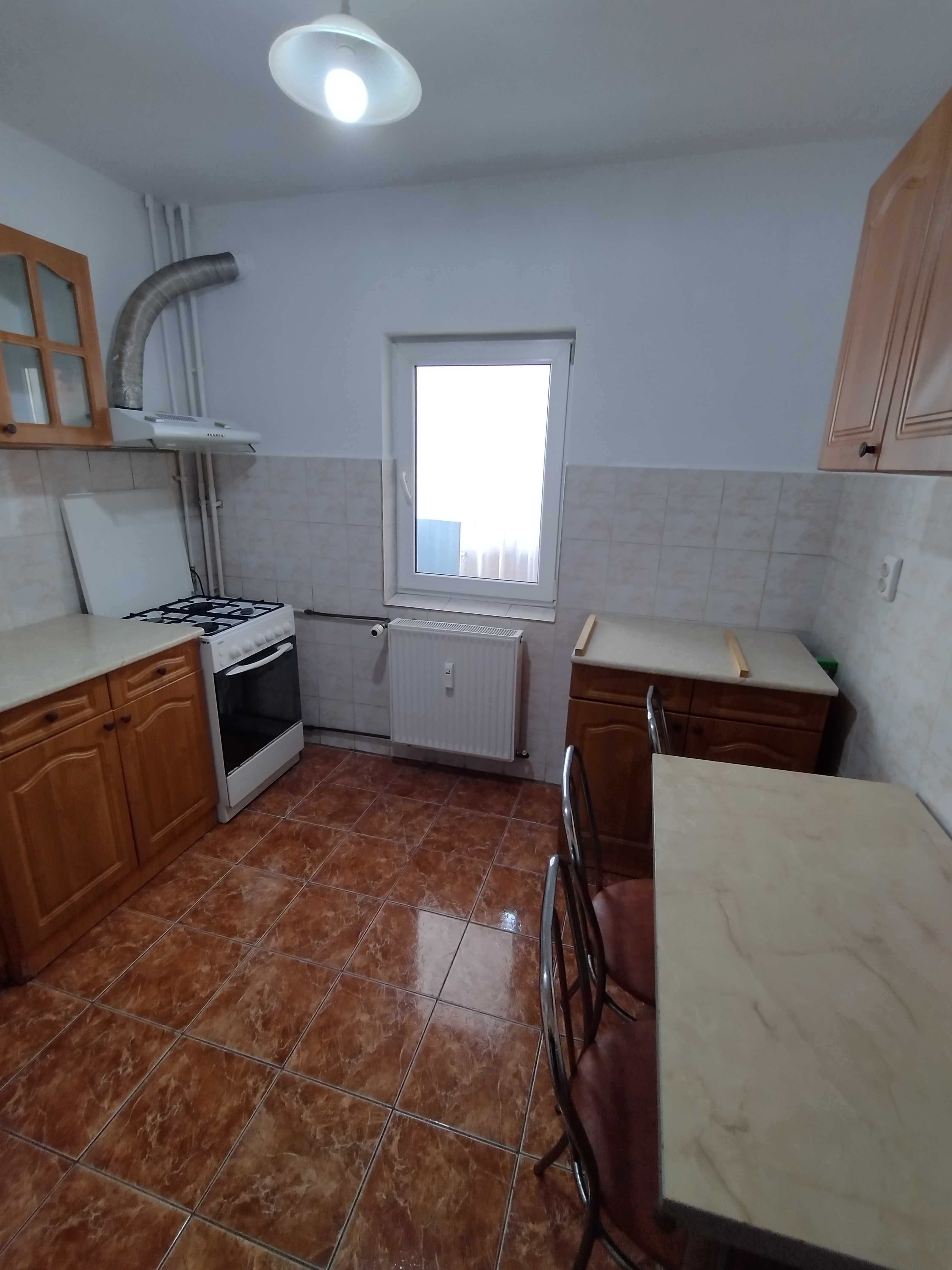 Inchiriez apartament 2 camere decomandat  situat in Arad cartier Alfa