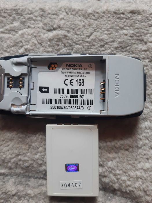Телефон NOKIA 3310 с оригиналното си зарядно у-во