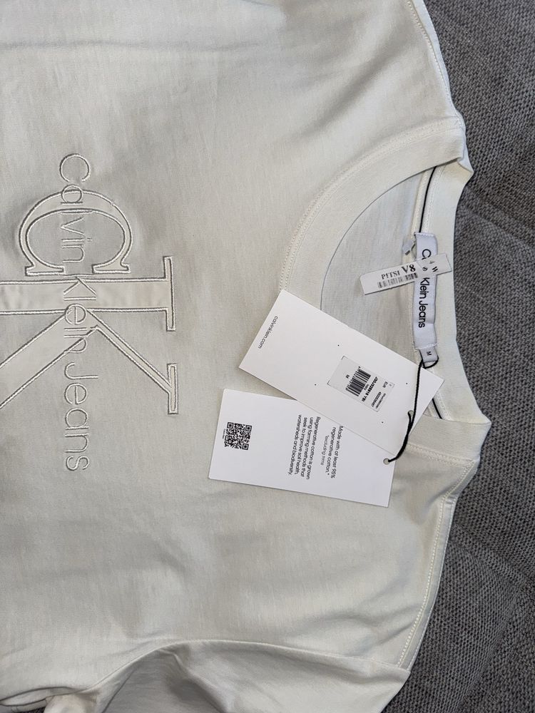 Мъжка тениска Calvin Klein, размер М. Нова с етикет. Слонова кост,