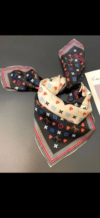 Eșarfă Louis Vuitton model 2026,  70×70cm, 2 modele